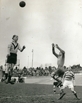 853017 Afbeelding van een spelmoment uit de oefenwedstrijd D.O.S. - R.C.H., in Stadion Galgenwaard te Utrecht; links ...